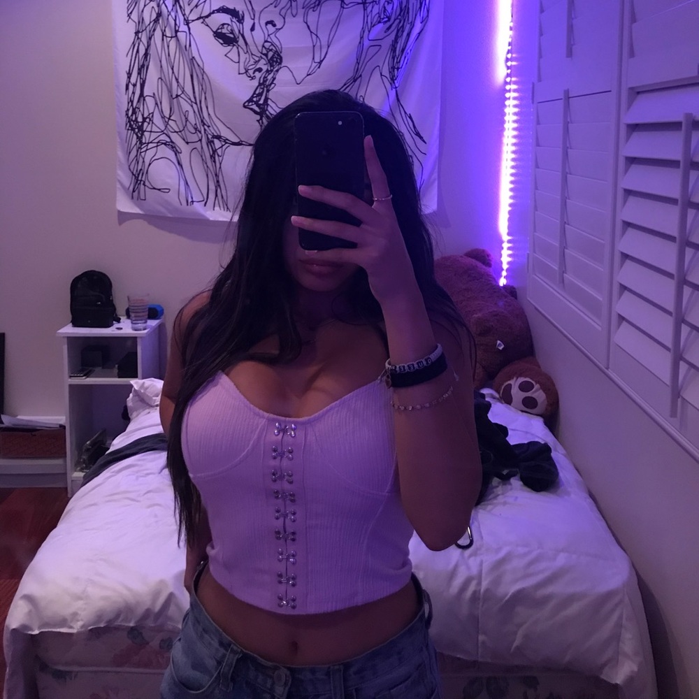 pink tank top
